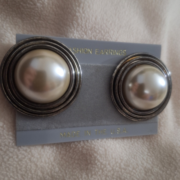 Fashion Earrings Faux pearl silver tone clip-on earrings made in USA 🇺🇸 - Picture 1 of 7